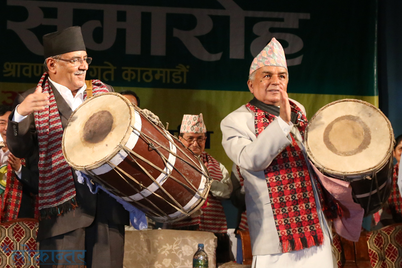 आदिवासी जनजाती दिवस को  उपलक्ष्यमा प्रधानमन्त्री पुष्पकमल   दहाल र  नेका का वरिष्ठ  नेता रामचन्द्र पौडेल सहित अन्य नेताहरुले ढोल बजाउदै