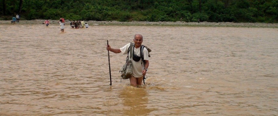 झोलामा औषधि बोकेर डा गोविन्द केसी रोल्पा पुगे, बिरामीको उपचारमा सक्रिय -