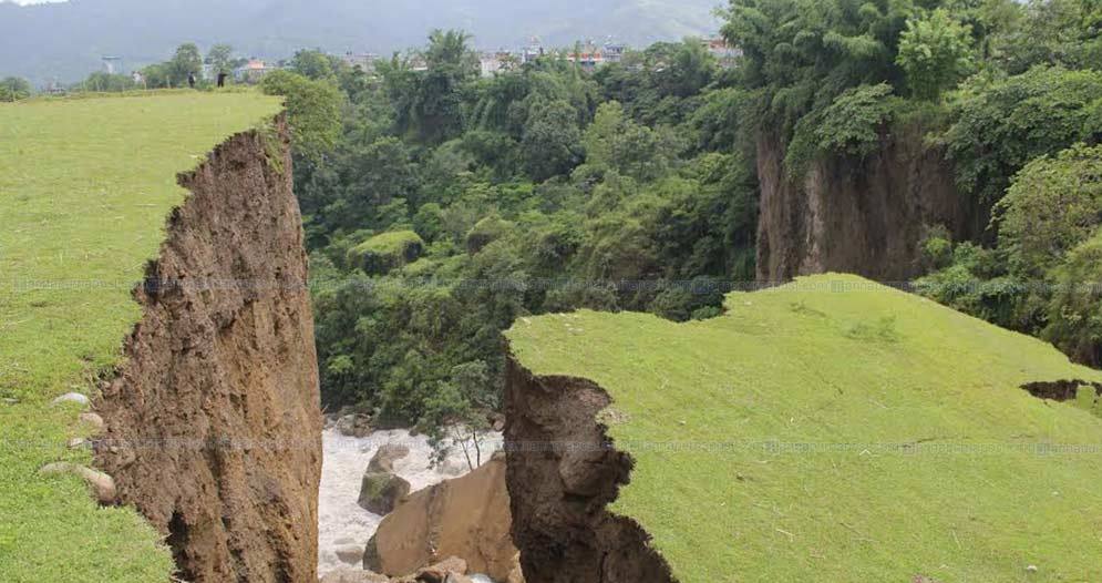 पोखरामा बाढीपहिरोको वितण्डा, भाँसिदै जमिन