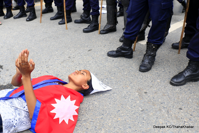 फोटोमा हेर्नुस्, गोविन्द केसीको समर्थनमा कसरी बाँधिए हातहरू